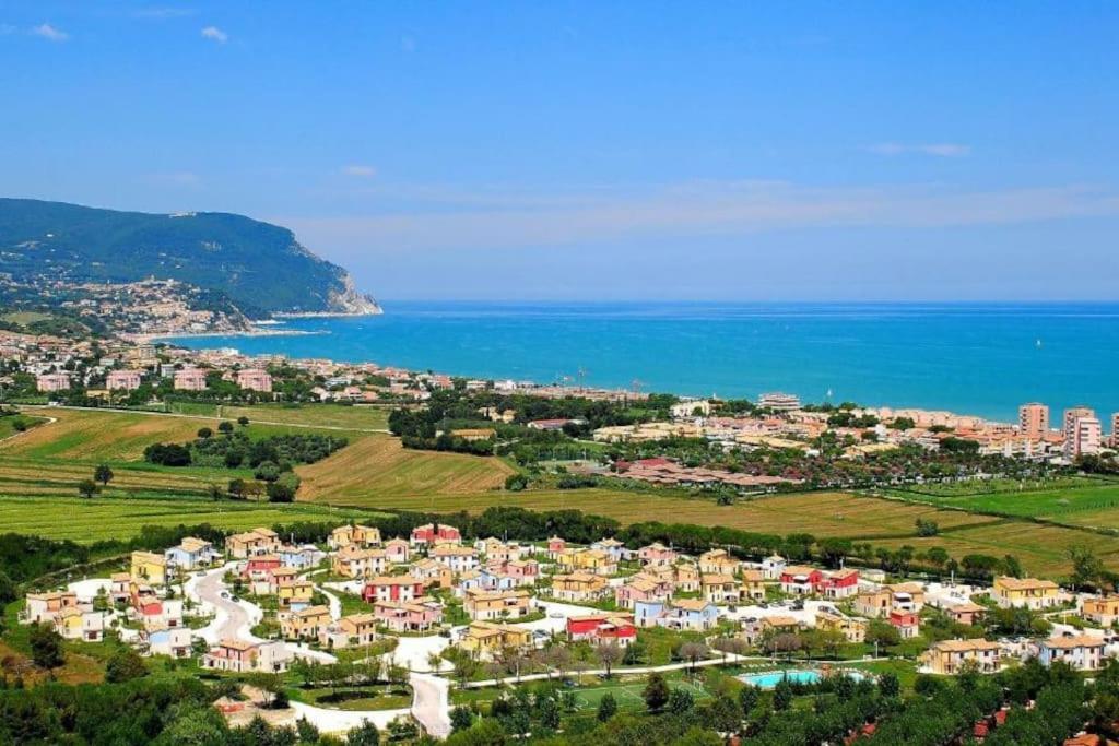 Alloggio Incantevole Con Piscina Numana Bagian luar foto