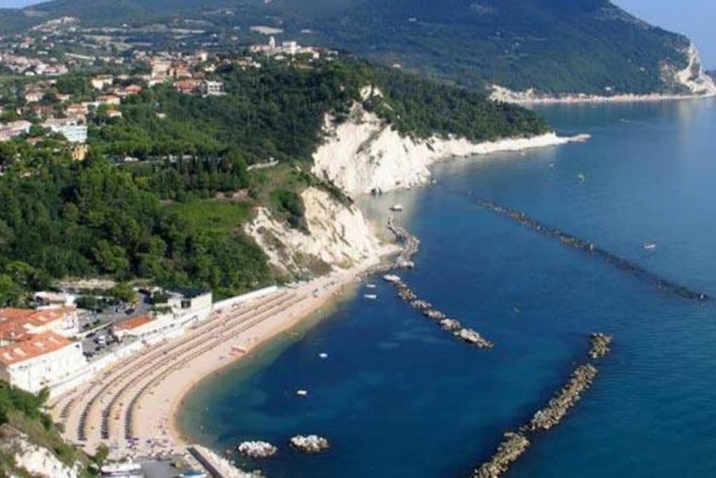 Alloggio Incantevole Con Piscina Numana Bagian luar foto
